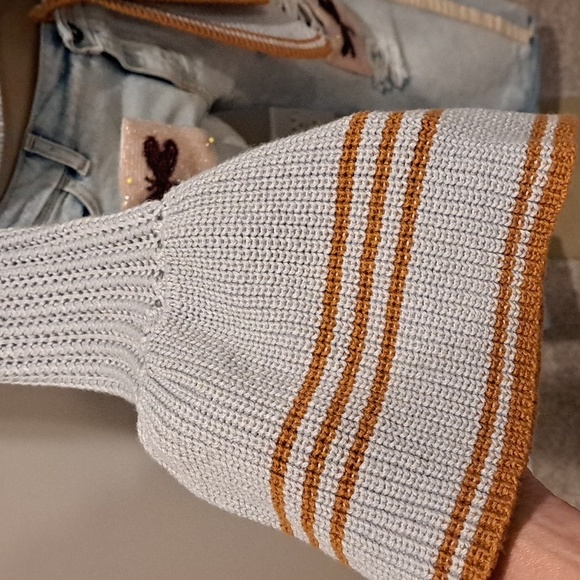 Lovers + Friends Gray Loose Cable Knit Sweater With Bell Sleeves - Picture 5 of 7